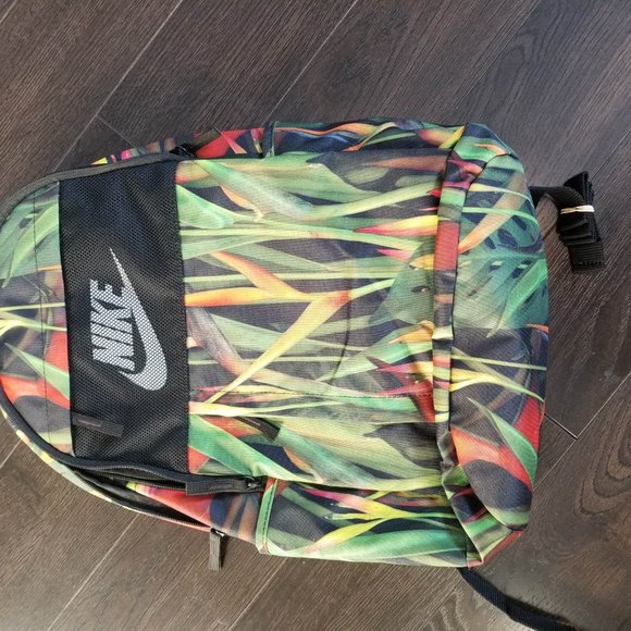 NIKE brand new back pack with cool design grass - Picture 2 of 3